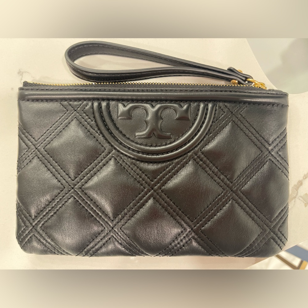 Tory Burch wristlet, like new condition. 5x8